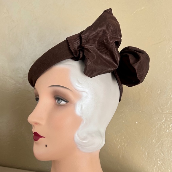 COVETED AND REGISTERED DESIGNER 1940s' BROWN FELT & TAFFETA TILT HAT - Picture 3 of 12